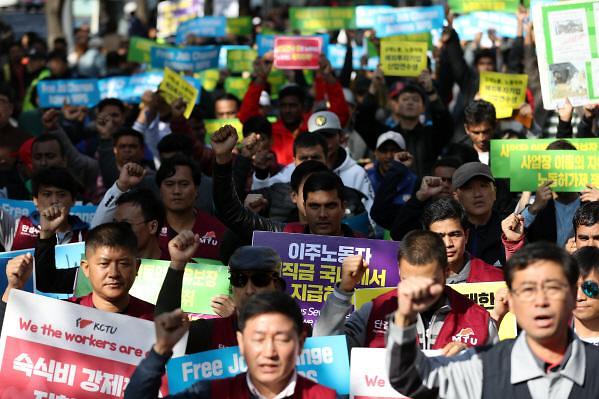 在韩外籍劳工在光化门举行集会.jpg